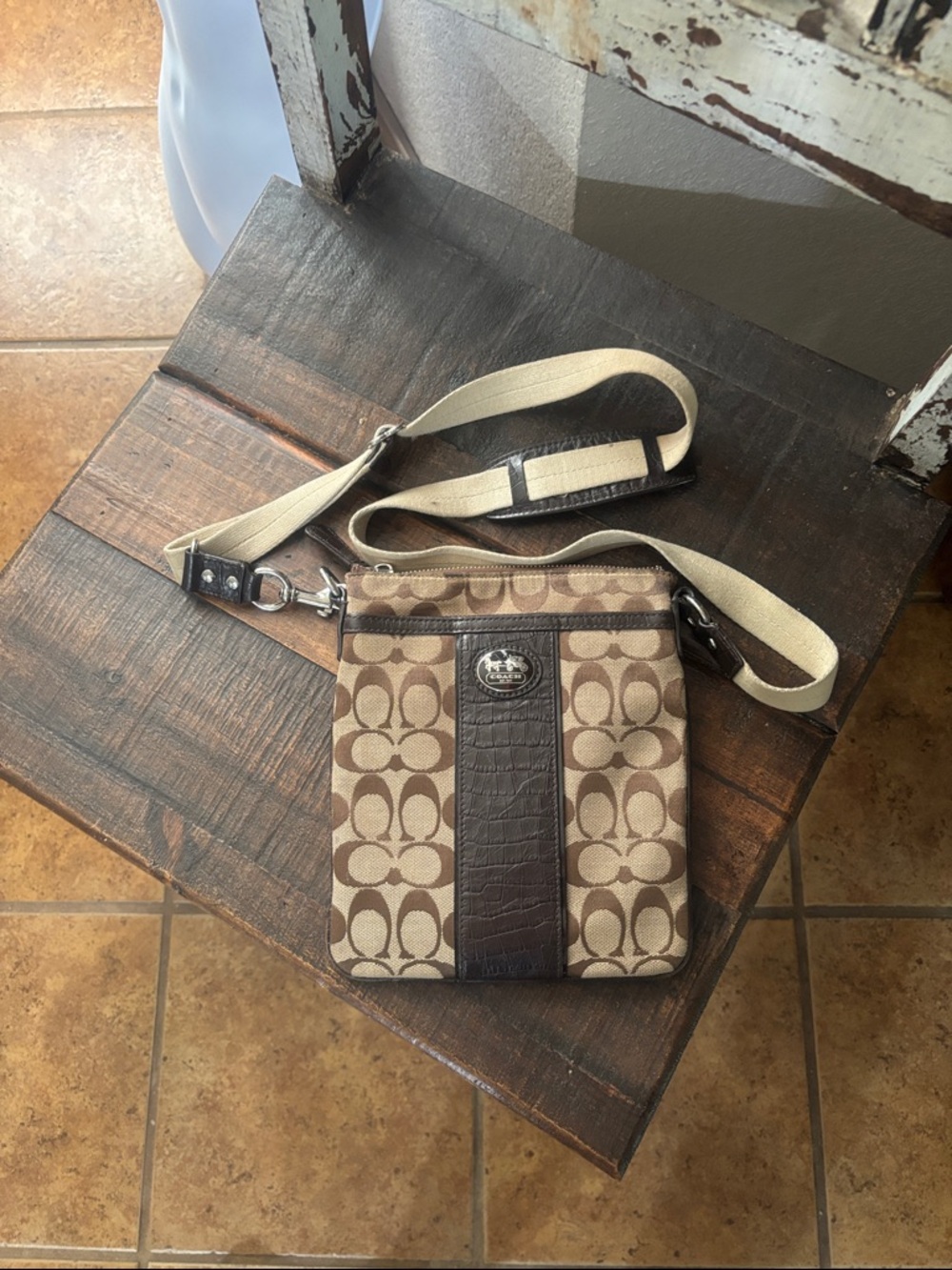 COACH BROWN SIGNATURE SWING CROSSBODY BAG